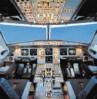Kokpit "elektronického" stroje A-320 obsahuje barevné displeje místo klasických "budíků" 